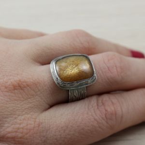 kamień księżycowy, złocisty kamień księżycowy, srebro fakturowane, pierścionek z kamieniem księżycowym, srebrny pierścionek